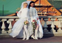 две невесты демонстрируют чулки