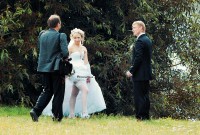 невеста показывает белые чулки