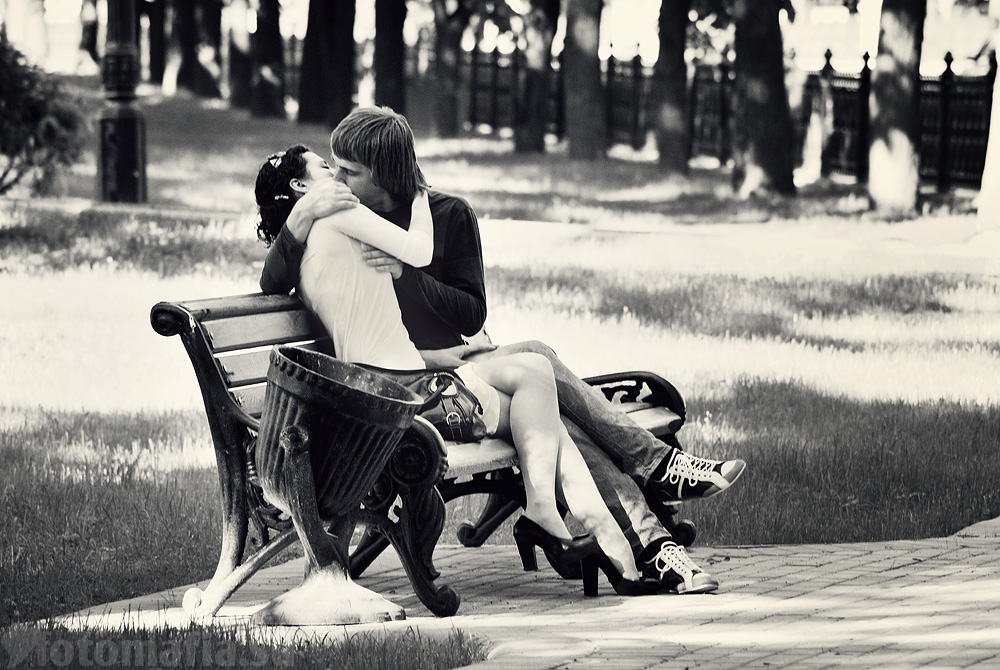 влюбленные целуются на скамейке