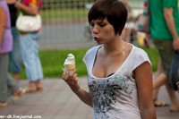 девушка с мороженым на улице