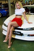 Девушка на выставке японских автомобилей