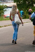 девушка в джинсах на улице