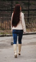 фотоохота на девушку в джинсах на шпильках