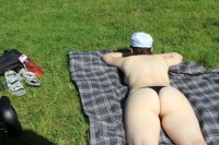 Фотоохота на загорающих девушек