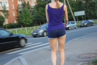 Девушка на улице в шортиках