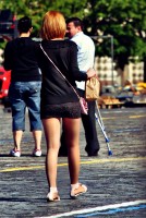 девушка в короткой юбке на улице