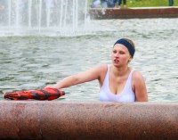 девушка водная битва в фонтане ВВЦ