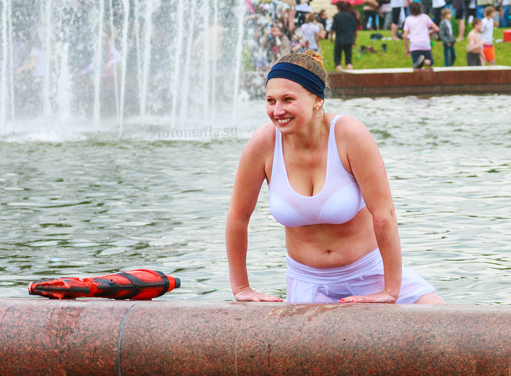 девушка с большой грудью в фонтане
