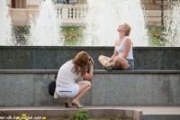 девушка фотографирует девушку у фонтана