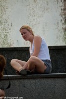 девушка сидит у фонтана