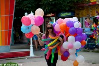 цветные воздушные шарики у девушки в руках