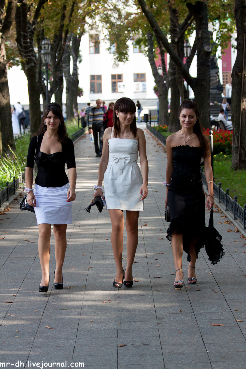 девушки в красивых платьях на каблуках на улице