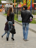 девушка на улице в джинсах на шпильках