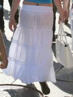 просвечивающая белая юбка девушки на улице