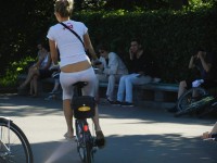 девушка в прозрачных белых леггинсах на велосипеде