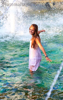 девушка купается в фонтане