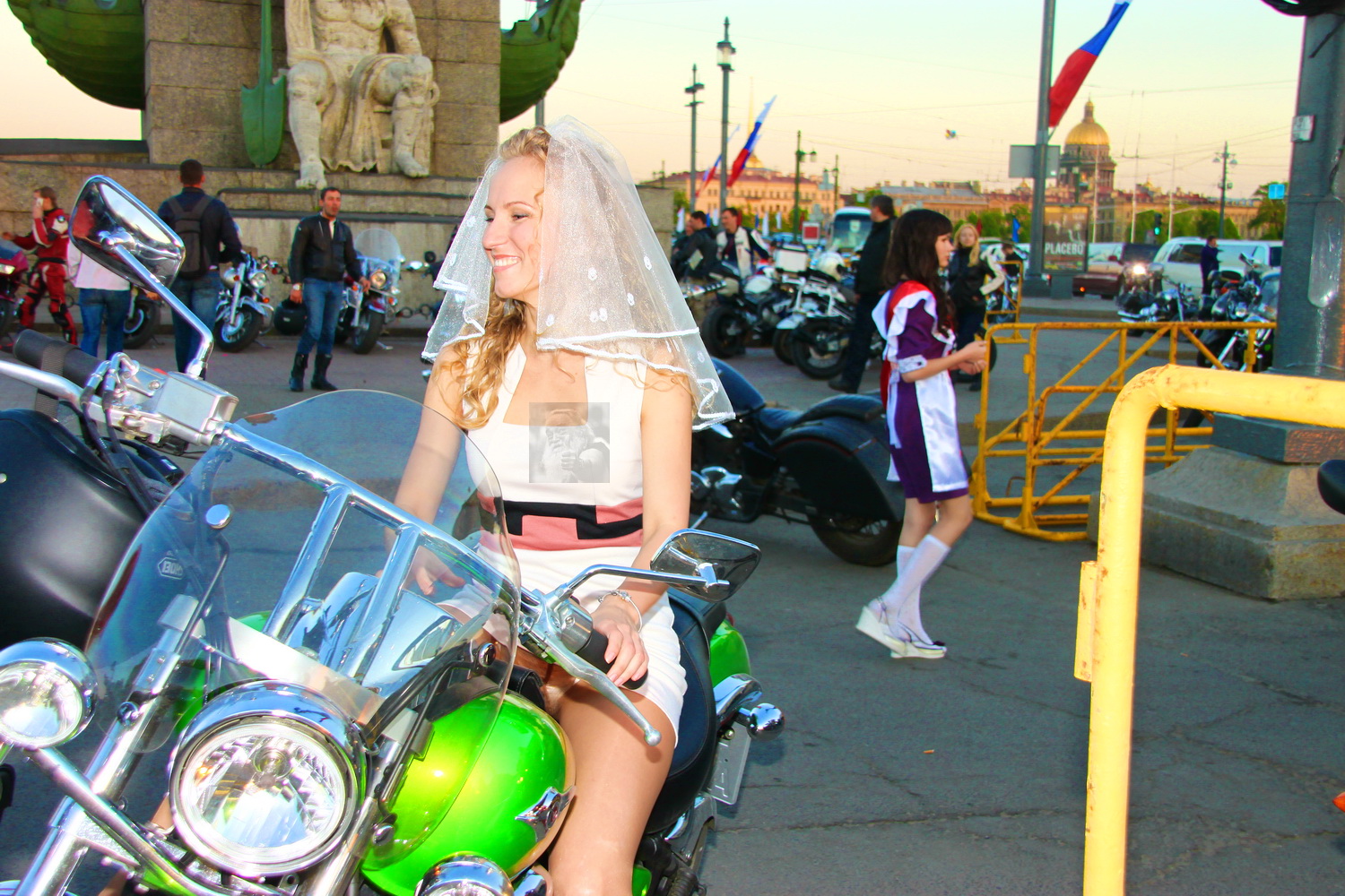 невеста на мотоцикле