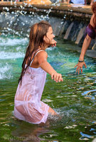 девушка купается в фонтане мокрое прозрачное платье