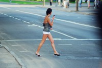 девушка переходит дорогу на каблуках