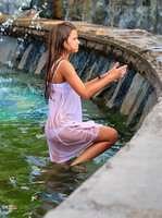девушка в фонтане в мокром прозрачном платье