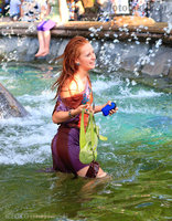девушка купается в фонтане