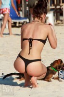 Девушка с голой попой на пляже