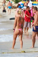 Девушка в розовом бикини на пляже