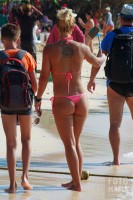 Девушка в розовом бикини на пляже