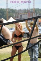 Девушка в бикини
