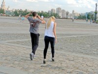 девушка на улице в леггинсах на шпильках