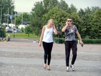 девушка в леггинсах на улице