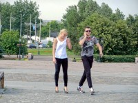 девушка в плюшевых леггинсах на каблуках