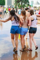 три девушки искупались в фонтане