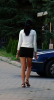 Девушка в мини-юбке на улице