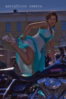 девушка на мотоцикле в платье