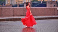девушка выпускница в красном платье