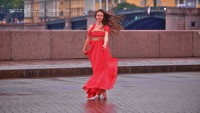девушка в красном платье на улице