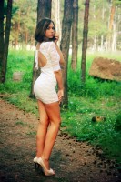 девушка в мини платье на шпильках в лесу