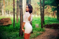девушка в лесу в белом платье