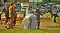 невеста в чулках под платьем