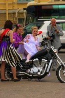 невеста залезает на мотоцикл