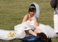 невеста сидит в чулках