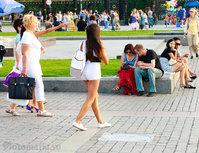девушка в мини шортиках
