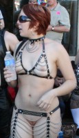 голая девушка на фестивале Folsom Street Fair