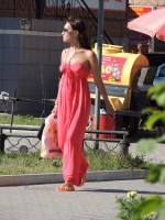 девушка на улице в розовом платье