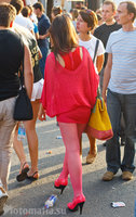 девушка в розовых колготках и туфлях
