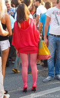 девушка в розовом мини платье на улице