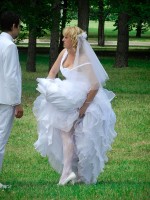 невеста в белых чулочках