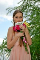девушка в кремовом платье с цветами