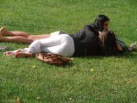 девушки лежат на траве